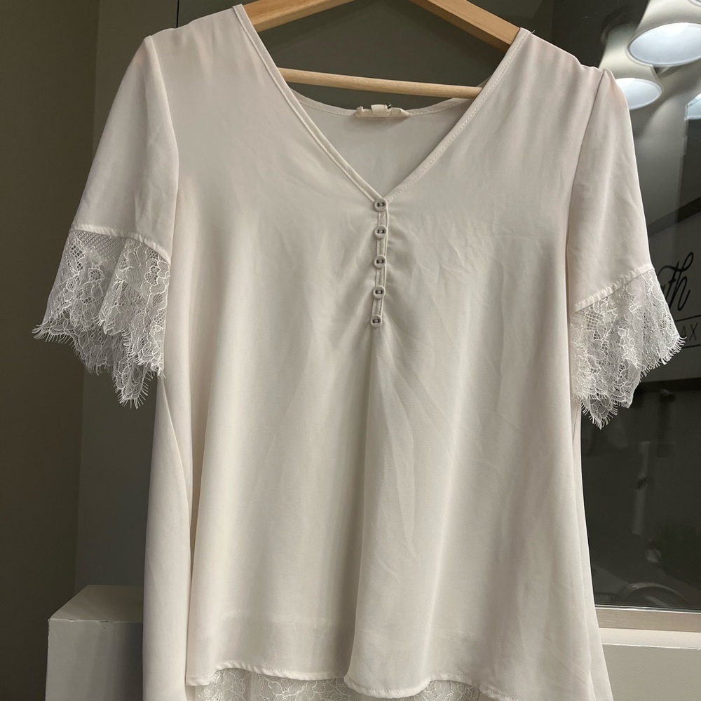 Small Ivory Lace Boutique Top!